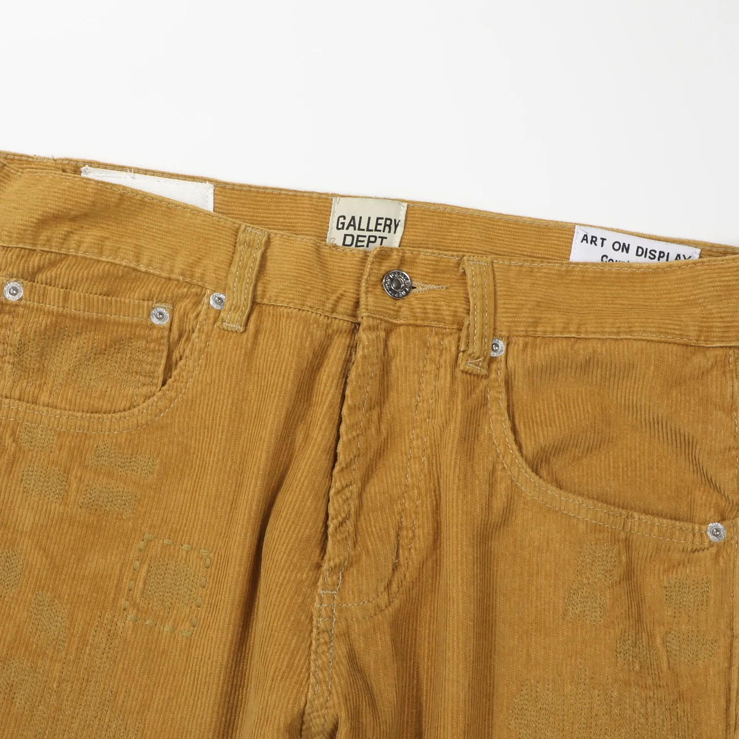 P240 Chrome Hearts Gallery 2025 corduroy spliced ​​multi-pocket couple bootcut jeans are a hot trend this season and are sought after by countless celebrities and fashionistas. The neat details of the cutting process add color to the playful fashion! The neat and meticulous design, and the well-fitting structure is unique. The upper body not only has outstanding recognition, but also looks younger and younger. A style with the ultimate wearing meaning and performance, gorgeous color matching, and the craftsmanship of this style is also extremely extraordinary. After the finished product is washed, it is disassembled and hand-made with sheepskin cross leather and then spliced ​​together to complete. The whole piece has too many craftsmanship to describe. It is decorated with patchwork cross flowers and high-waisted washed jeans! ! Absolutely high-end luxury product, a god-level single product, a super popular product, made with top heavy industry, a magic weapon that cannot be missed to hit the streets. Size: 28 30 32 34 36 Color: Yellow